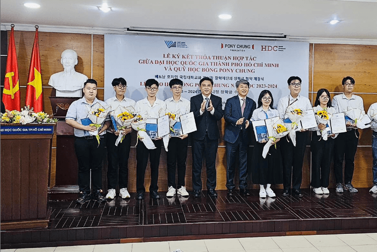 Outstanding UIT students and postgraduates receive scholarships from the Pony Chung Scholarship Foundation 2023