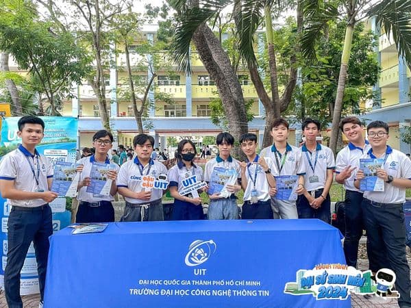 The Connecting Journey - UIT Student Ambassadors Visit Nguyen Khuyen High School