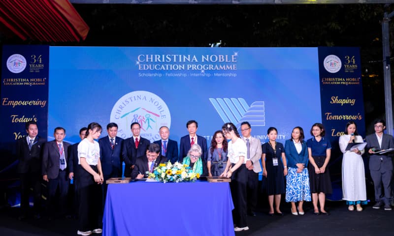 VNU - HCM signed a cooperation agreement with the Christina Noble Children's Foundation.