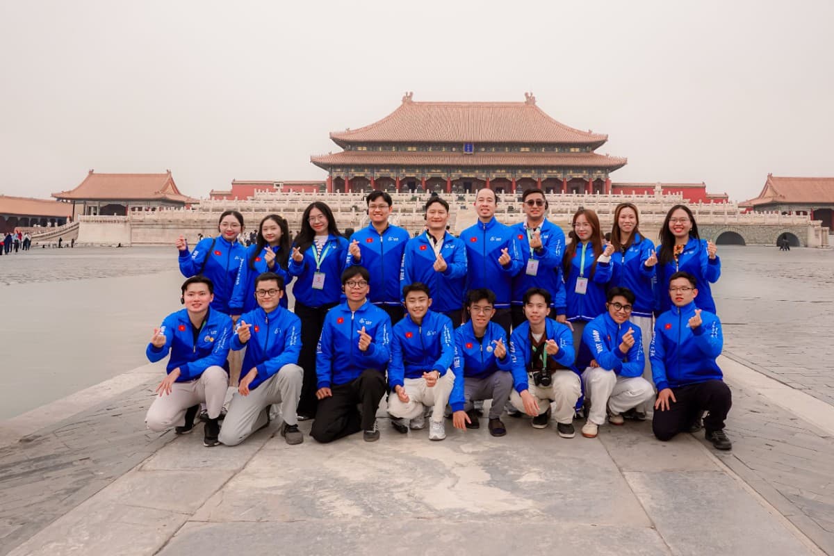 #UITGoGlobal 🌏 UIT Students Continue the “Red Journey” in China – Tracing the Forbidden City & Embracing Modern Rhythms