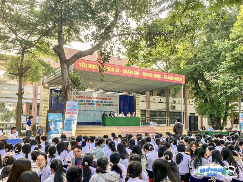  Connecting Journey - UIT Student Ambassadors Visit Nguyen Huu Huan High School