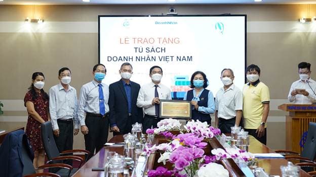 Cooperation signing and book giving ceremony between UIT and Saigon entrepreneur magazine