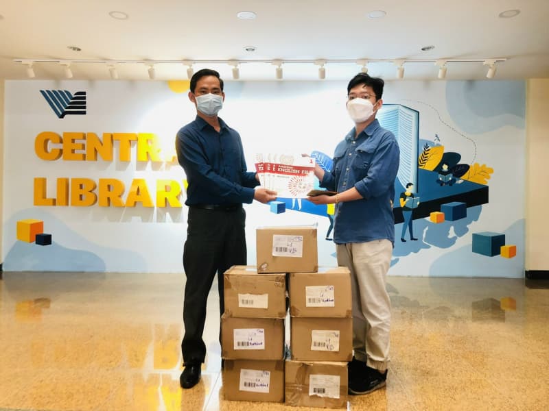 UIT’s Library received 250 books donated from Vietnam American Literature International Joint Stock Company (VUS)