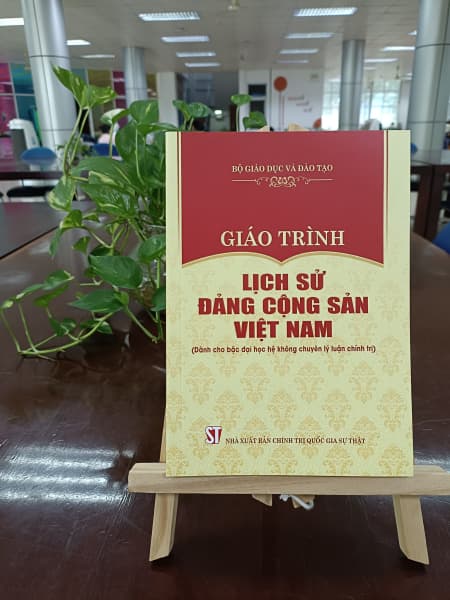 Introduction to textbooks serving courses on Political Theory and General Law