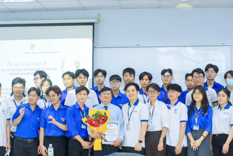 https://www.uit.edu.vn/sites/vi/files/image_from_word/hoi_nghi_34.jpg