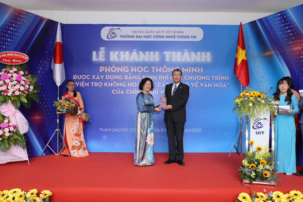 Assoc. Prof. Nguyen Hoang Tu Anh saluted  the Consul General of Japan to Ho Chi Minh City with a trophy