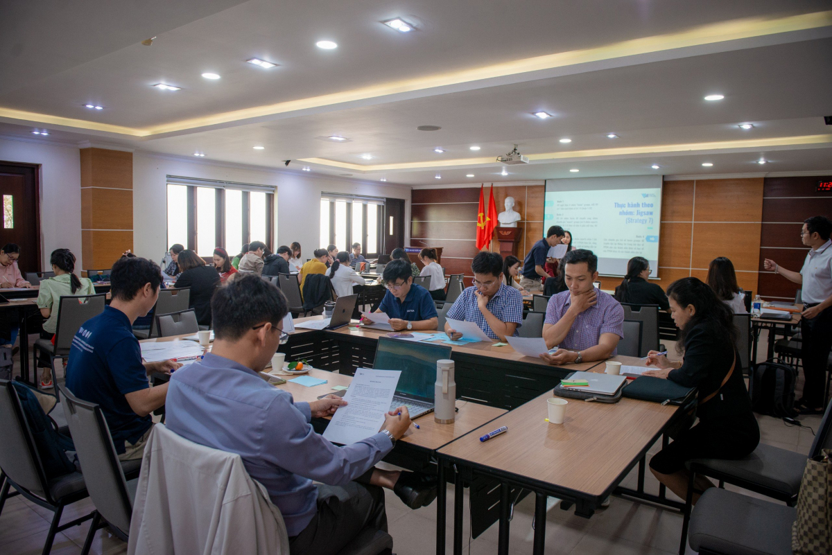 A group of people sitting at tables in a room

Description automatically generated