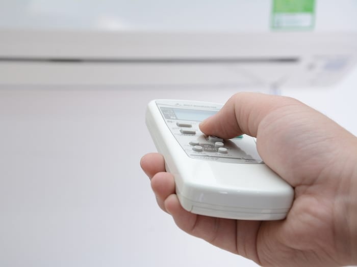 A hand holding a remote control

Description automatically generated