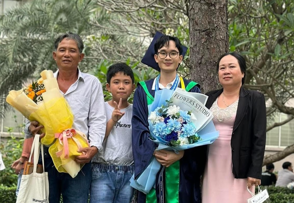 Thủ khoa ngành thương mại điện tử từng khóc như mưa vì chọn sai ngành - 3