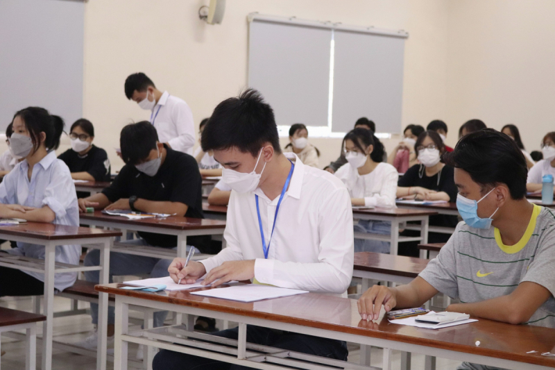 A group of people wearing masks in a classroom

Description automatically generated