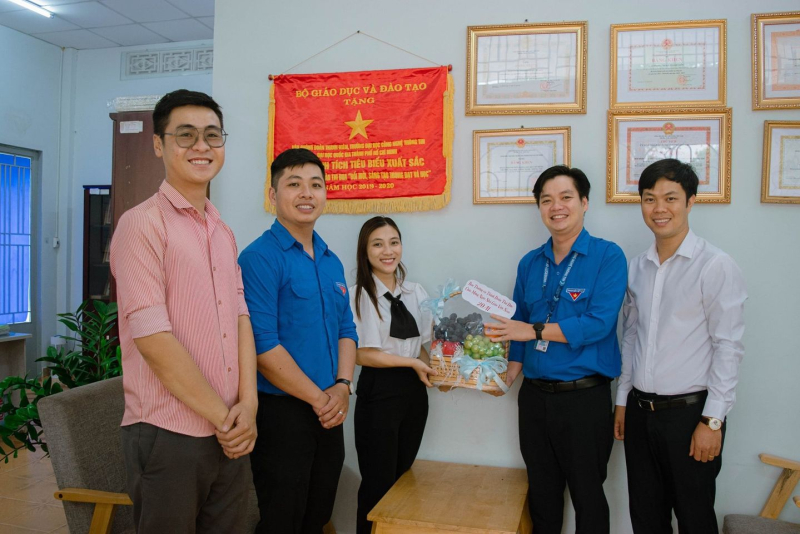 https://www.uit.edu.vn/sites/vi/files/image_from_word/tham_5.jpg