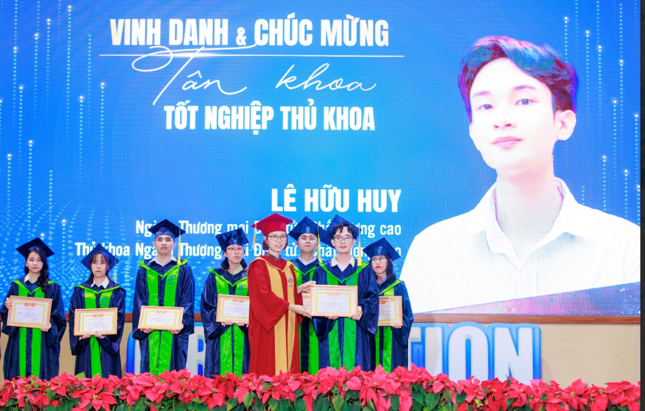 https://tuyensinh.uit.edu.vn/sites/default/files/uploads/images/202312/thu_khoa.jpg