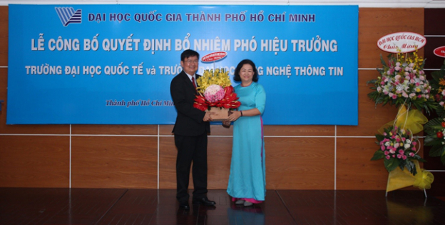 Professor Dr. Nguyen Hoang Tu Anh gave a bunch of flowers to new Vice Rector Dr. Nguyen Anh Tuan to congratulate his promotion
