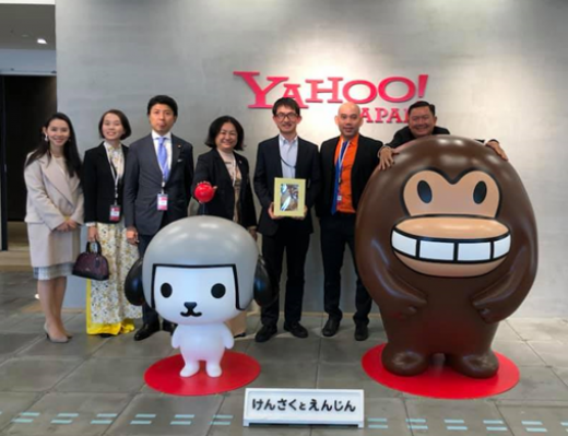 The delegation are taking photos at the Yahoo Japan Company