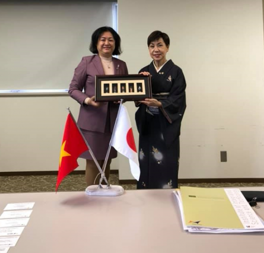 Associate Prof. Dr. Nguyen Hoang Tu Anh is presenting a souvenir to the Rector of Hosei University - Prof. Yuko Tanaka