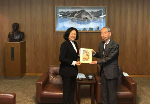 Associate Prof. Dr. Nguyen Hoang Tu Anh is giving a UIT’s gift to MEC Company’s Chairman