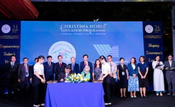 VNU - HCM signed a cooperation agreement with the Christina Noble Children's Foundation.