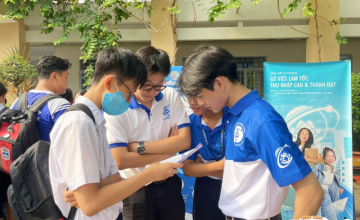 Connection Journey - UIT Student Ambassadors Visit Phu Nhuan High School  What