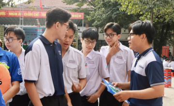 UIT Student Ambassador Visit Nguyen Huu Huan High School
