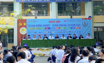  UIT Student Ambassador is delighted to accompany young students at the Consultation Day at Le Thanh Ton High School