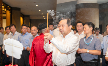 HCMC National University organized a delegation to offer incense in commemoration of the Death Anniversary of Hung Kings.