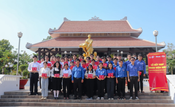 Enrollment Ceremony - Youth Union Class commemorates the 93rd anniversary of the establishment of the Ho Chi Minh Communist Youth Union (26/3/1931-26/3/2024)