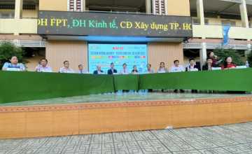 UIT Student Ambassadors visit Nguyen Thai Binh High School