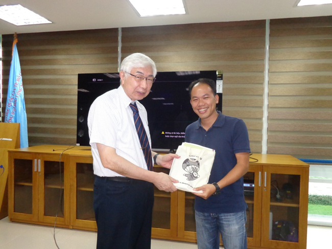 GS. Kazuo Yana trao quà lưu niệm cho TS. Ngô Đức Thành