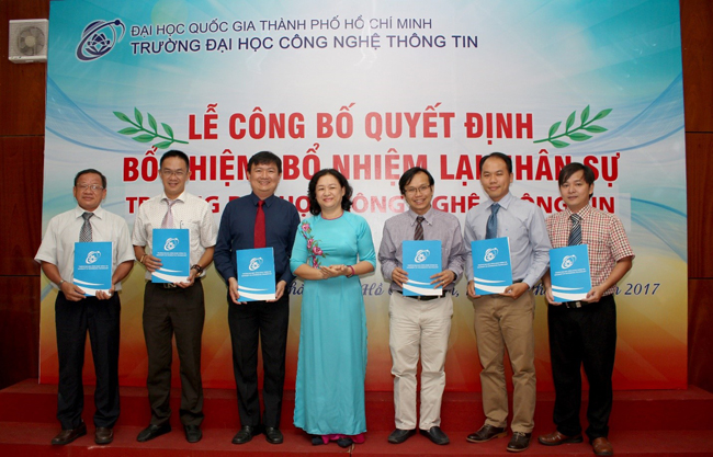 Dr. Nguyen Hoang Tu Anh handed over Decisions to the new Deans and Heads of Departments