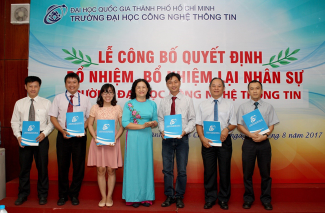 TS Nguyễn Hoàng Tú Anh trao quyết định cho các tân trưởng phòng ban