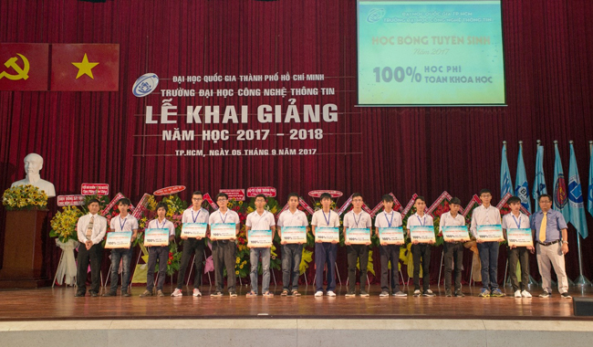 PGS. TS. Vũ Đức Lung và TS. Nguyễn Tấn Trần Minh Khang trao học bổng cho 13 tân sinh viên có điểm tổ hợp xét tuyển cao nhất