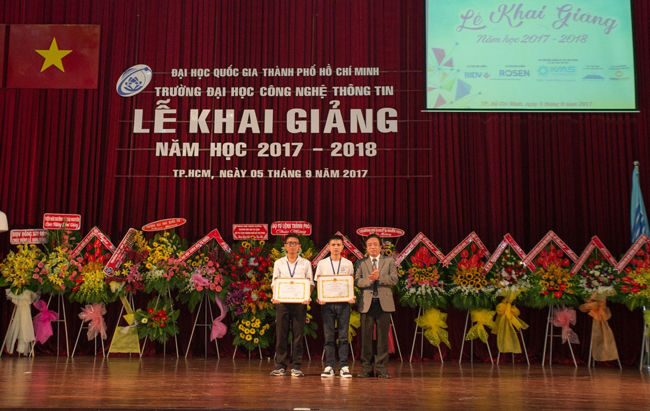 Prof. Dr. Nguyen Tien Dung handed over Certificate of Merits to the two students who have outstanding performance
