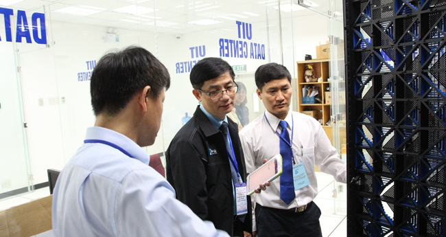 Chuyên gia AUN đến thăm Phòng Data Center