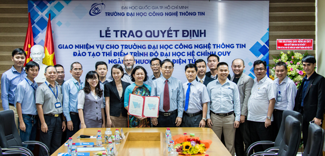 PGS.TS Nguyễn Hội Nghĩa, lãnh đạo Trường ĐH CNTT, và đại diện doanh nghiệp
