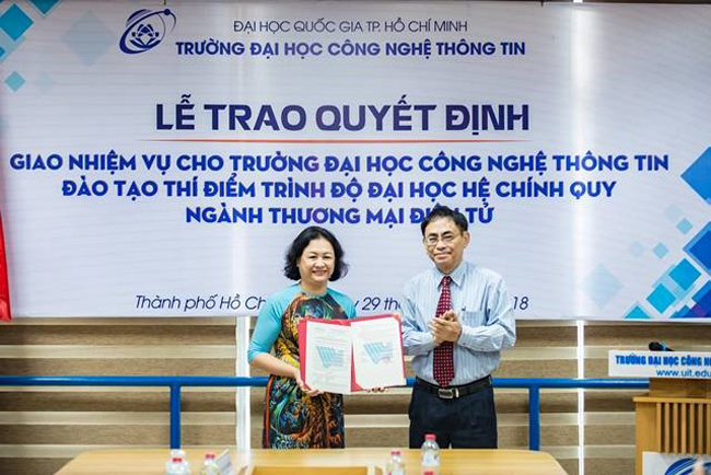 PGS.TS Nguyễn Hội Nghĩa trao quyết định đào tạo thí điểm ngành Thương mại điện tử 