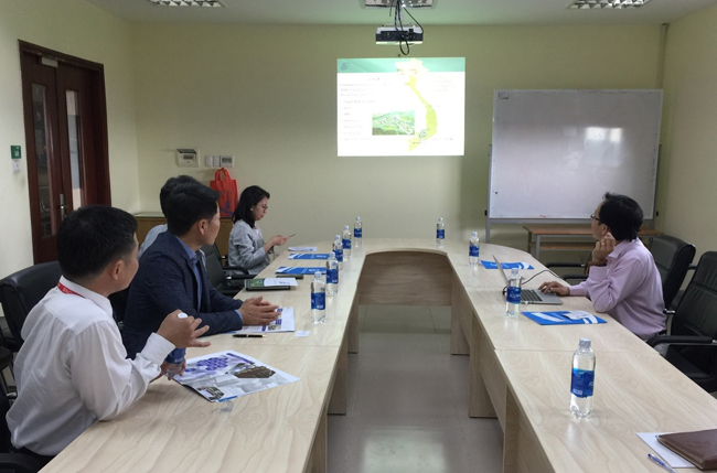 TS. Nguyễn Minh Sơn và các đại diện của Công ty Trung tâm Kỹ thuật Hyundai Mobis