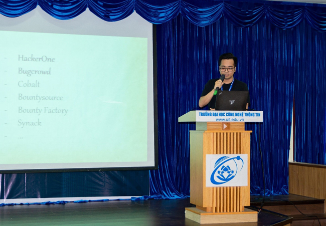 Speaker Nguyễn Thành Nguyên presents his presentation