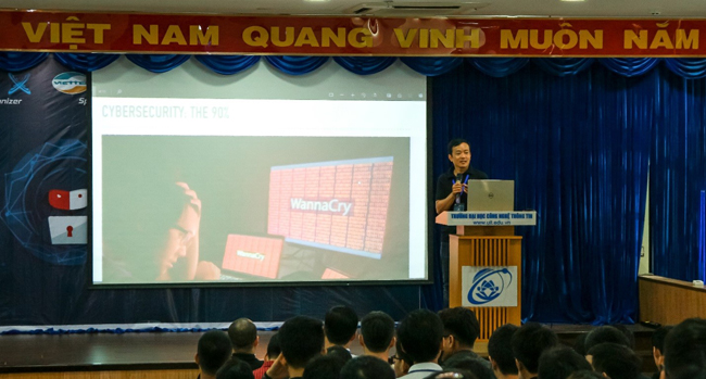 Speaker Phạm Văn Khanh presents his presentation