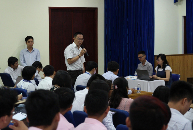 Assoc. Prof. Vu Thanh Nguyen answers students' opinions about teaching