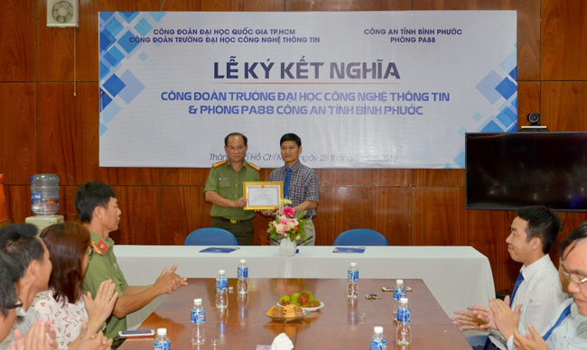 Associate Professor Vu Duc Lung, Vice Rector received certificate of merit from Binh Phuoc Police