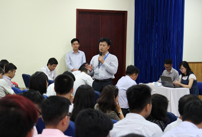 MSc. Nguyen Dinh Khuong answer questions of students about software, network