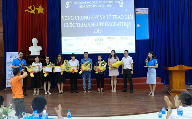 Assoc. Prof. Vu Thanh Nguyen - Dean of Software Engineering and MSc. Le Thanh Trong - Deputy Head of the organization gave flowers and letters