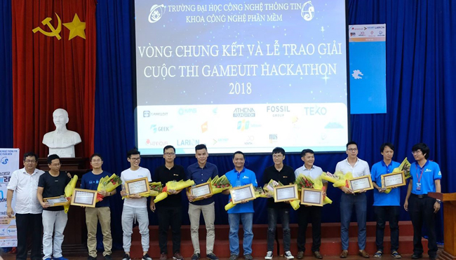 Doctor Nguyen Tan Tran Minh Khang - Vice Rector, MSc. Pham Thi Vuong - Head of the organization gives  flowers and thank you letters