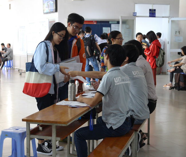 The student volunteers directed the incoming students