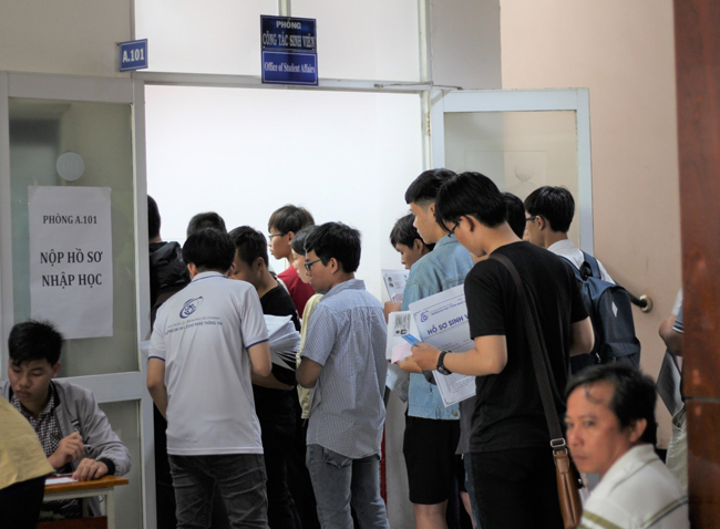 Incoming students lined up to submit their enrollment profile