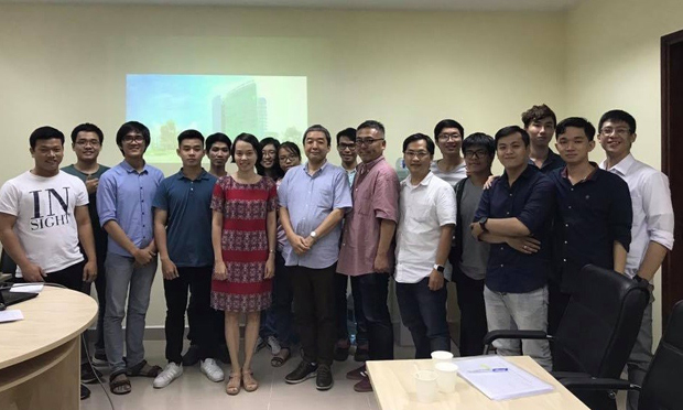 Delegation, Dr. Nguyen Luu Thuy Ngan and the students in a group photo