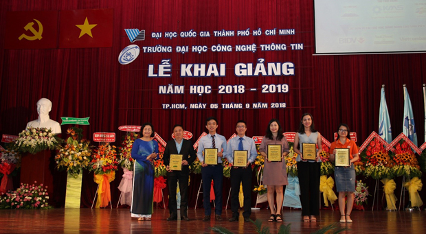 PGS.TS. Nguyễn Hoàng Tú Anh trao kỷ niệm chương tri ân các doanh nghiệp