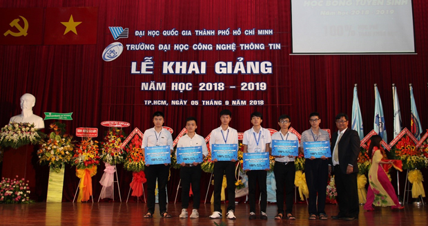 TS. Nguyễn Tấn Trần Minh Khang trao tặng học bổng cho các tân sinh viên