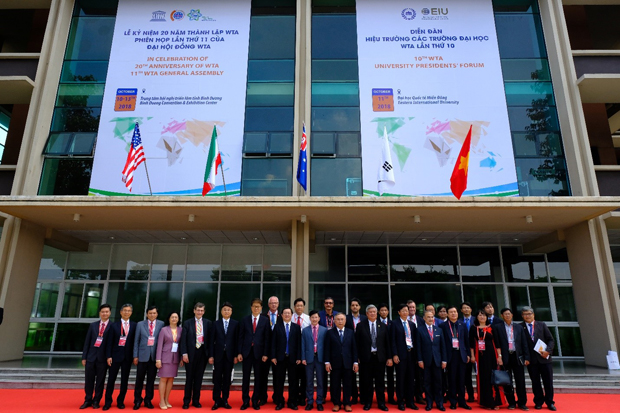 Associate Prof. Dr. Nguyen Hoang Tu Anh – Rector is taking photo with other Presidents who are participating in the Signing Ceremony