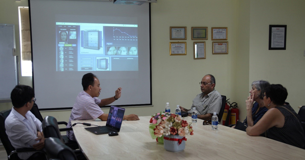 Dr. Ngo Duc Thanh – Dean of Computer Science Faculty is discussing with Professor